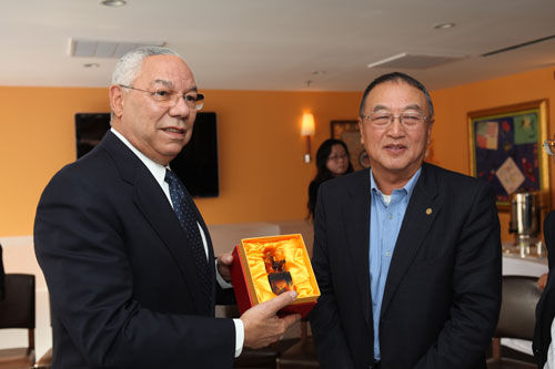 柳传志代表中国企业家俱乐部赠送美国前国务卿鲍威尔将军纪念品