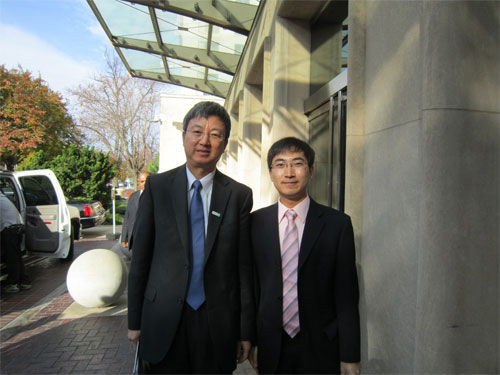 国际货币基金组织副总裁朱民（左）与新浪财经王远志。