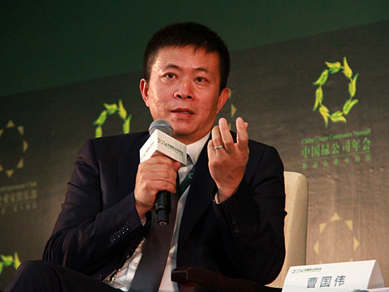 2014中国绿公司年会“改变的年代：现实与远见”于20日至22日在广西南宁举行，图为新浪首席执行官兼董事长曹国伟在《焦点论坛：创新与活法》论坛现场。(图片来源：新浪财经 刘海伟 摄)