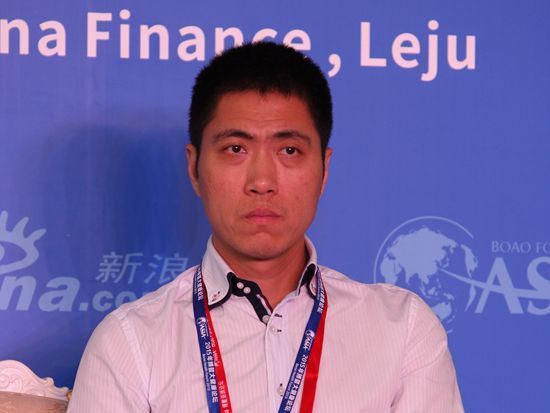  “2015中国绿公司年会”于4月20-22日在沈阳召开。上图为华大基因CEO王俊出席并参与对话。（图片来源：新浪财经 刘海伟 摄）