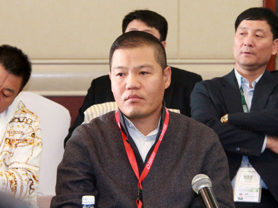 “2015中国绿公司年会”于4月20日在沈阳举行。上图为邢台德龙钢铁实业有限公司董事长丁立国。(图片来源：新浪财经刘海伟 摄)