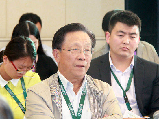 “2015中国绿公司年会”于4月20日在沈阳举行。上图为北京绿创环保集团董事局主席姜鹏明。(图片来源：新浪财经刘海伟 摄)