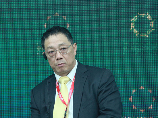 “2015中国绿公司年会”于4月20日在沈阳举行。上图为国家发展和改革委员会城市和小城镇改革发展中心主任李铁。(图片来源：新浪财经 刘海伟 摄)