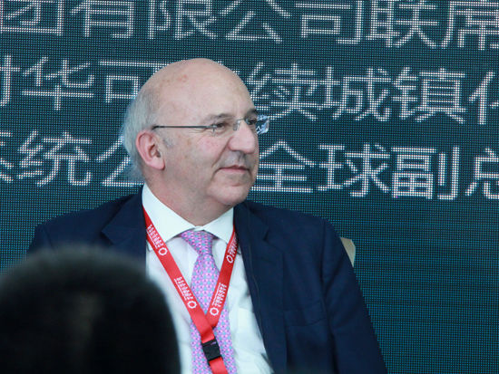 “2015中国绿公司年会”于4月20日在沈阳举行。上图为英国对华可持续城镇化事务特使Michael Bear。(图片来源：新浪财经 刘海伟 摄)