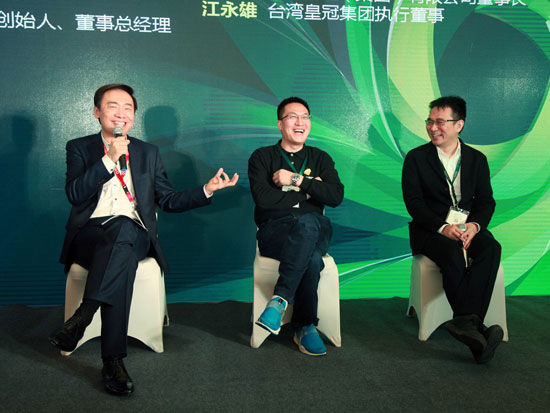 “2015中国绿公司年会”于4月20日-21日在沈阳举行。上图为北极光创投创始人邓锋(左)、纷享销客创始人罗旭(中)、点融网联合创始人郭宇航(右)。（图片来源：新浪财经 刘海伟 摄）